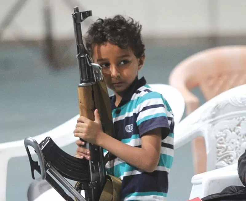 الطفل والسلاح اليمن