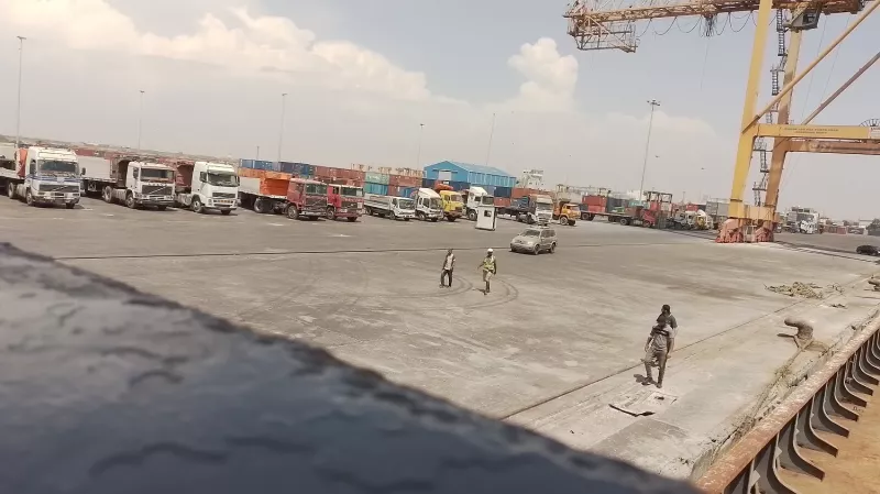 صراع قياديين حوثيين لتمرير "شحنة دجاج مجمدة" في ميناء الحديدة
