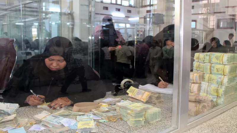 مركزي عدن يحذّر صنعاء من إصدار عملة غير قانونية ويوضح سبب معاقبة البنوك