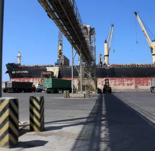 الحكومة: الحوثيون يسطون على ملياري دولار من إيرادات ميناء الحديدة