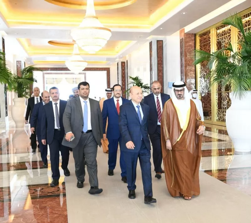مجلس القيادة الرئاسي يعود إلى عدن بعد زيارة للسعودية والإمارات
