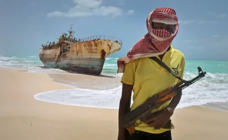 قراصنة صوماليون يفرجون عن سفينة مختطفة مقابل 5 ملايين دولار