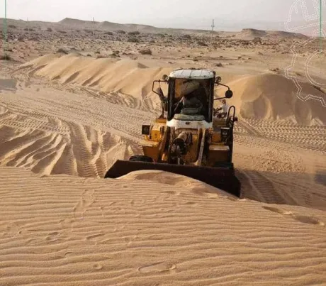 جهود حكومية ومحلية لإزالة الرمال المتحركة على طريق عتق - المكلا