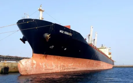 الحوثي يستهدف سفينة تجارية في طريقها لميناء عُماني