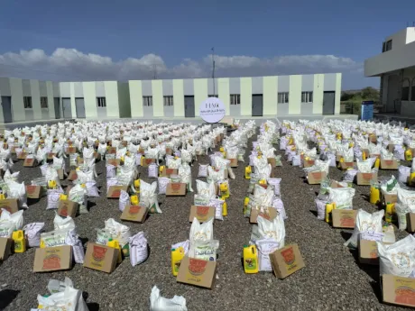 تدشين توزيع سلل غذائية مقدمة من الإمارات في ريف المخا