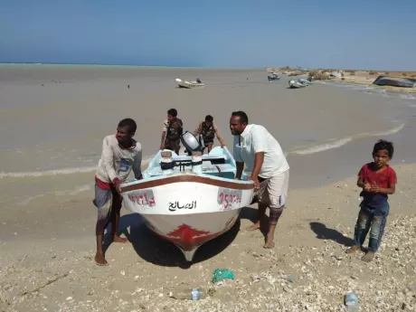 ناشط في المخا يعيد التذكير بمحنة الصيادين مع البحرية الإريترية