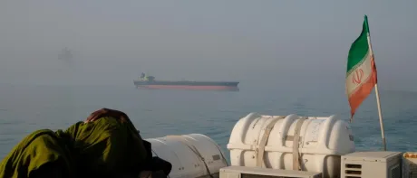 إيران تدفع بقطع حربية للبحر الأحمر بزعم حماية سفنها