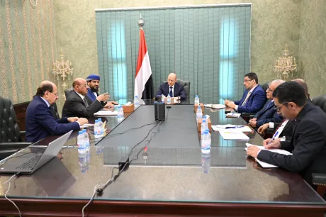 اجتماع اقتصادي في عدن يناقش خطة الإنفاق وتحسين الخدمات