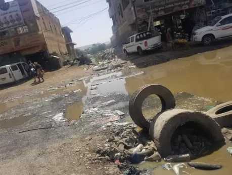 تجاهل حوثي معتمد.. مياه الصرف الصحي تغرق أحياء القاعدة وذمار وتهدد الساكنين